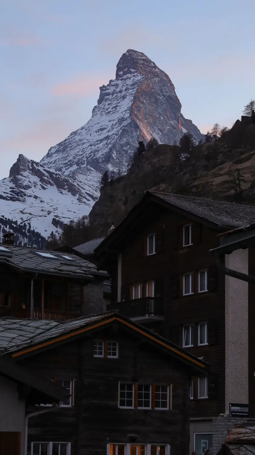 Monte Matterhorn sobre o vilarejo de Zermatt, na Suíça