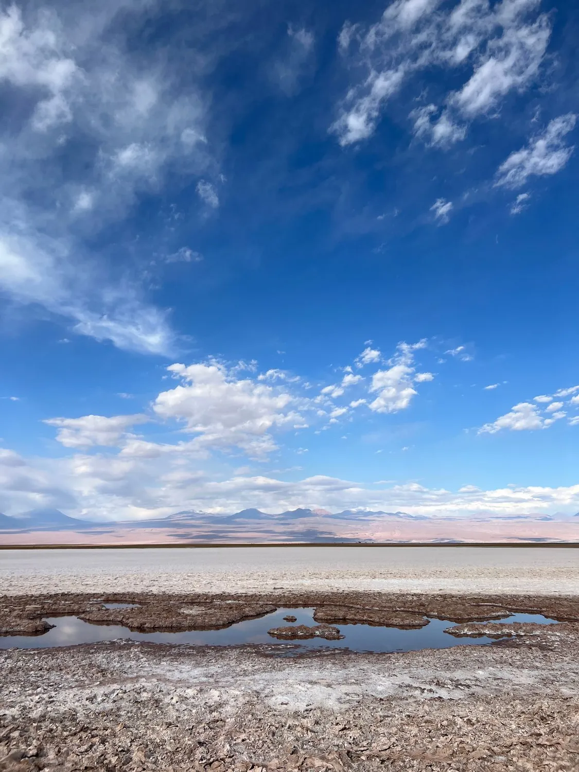 Laguna Tebinquiche sob céu azul em San Pedro de Atacama