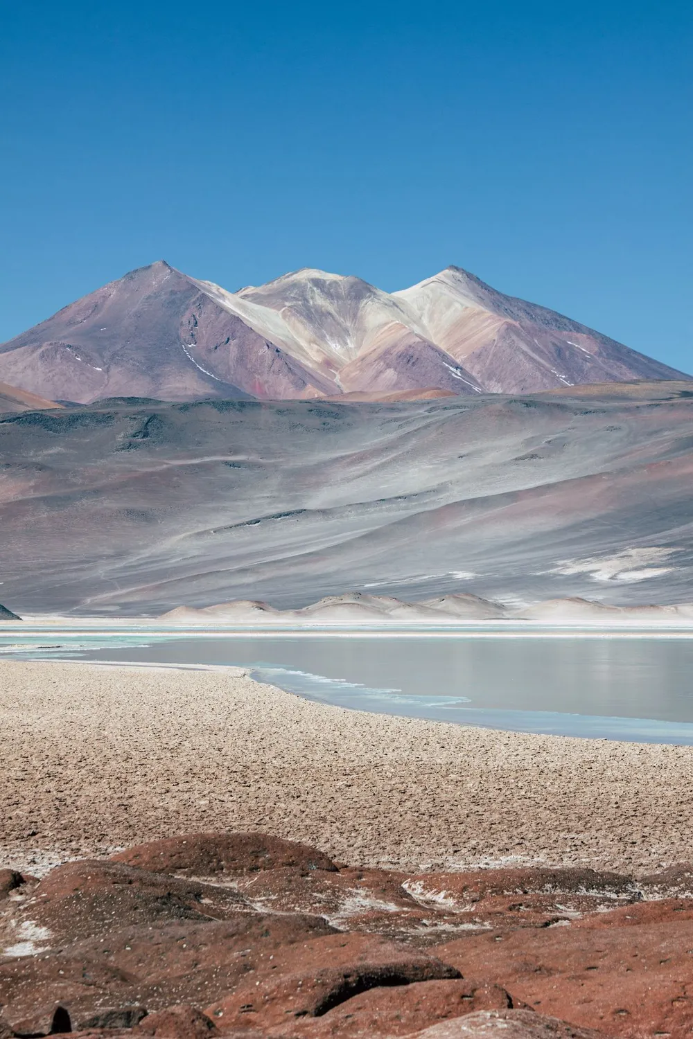 Salar e montanhas áridas do deserto do Atacama