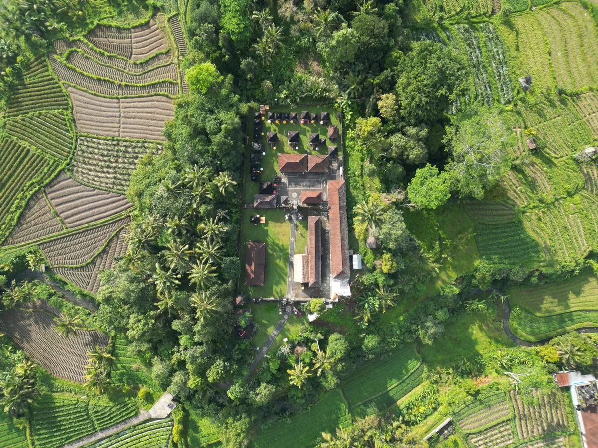 Templo balinês entre terraços de arroz em Selat, Bali