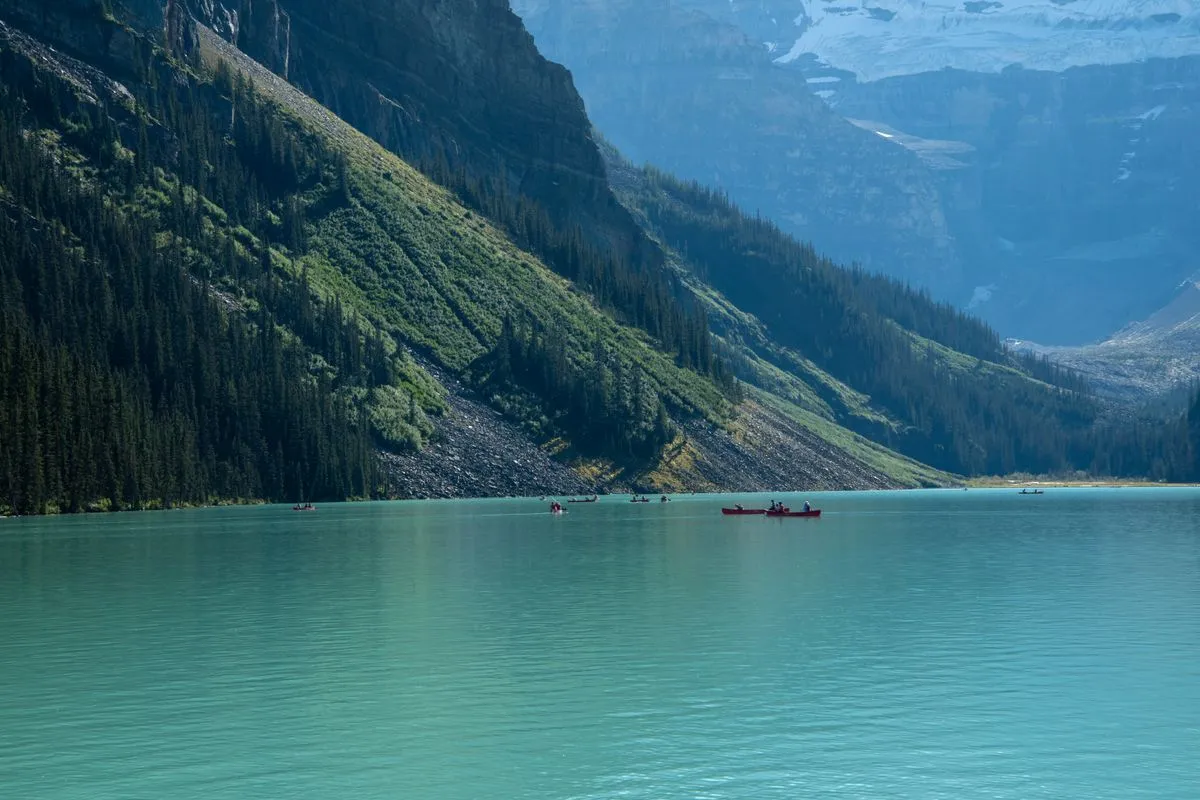 Canoas nas águas turquesa de Lake Louise no verão