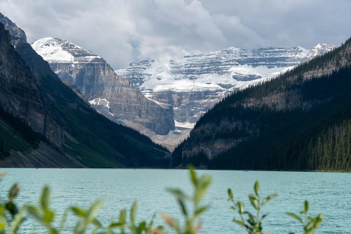 Lake Louise com reflexo de geleiras no Parque Nacional Banff