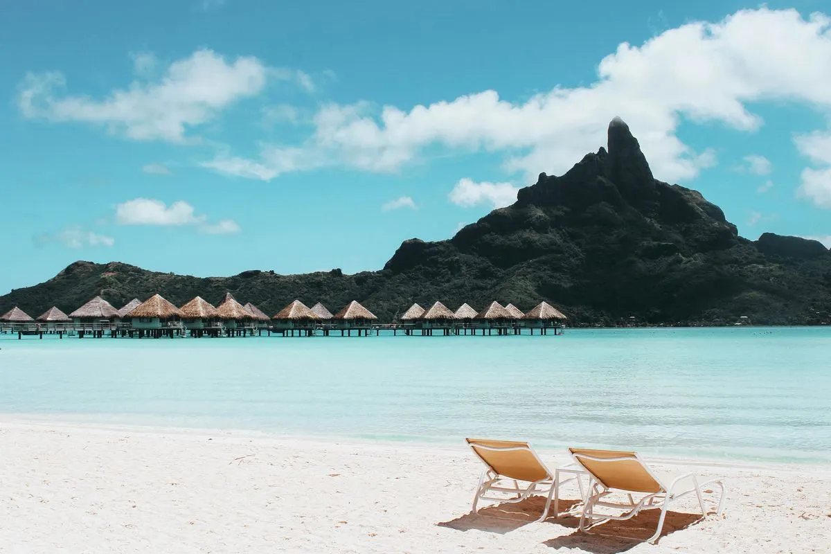 Praia com vista para o Mount Otemanu, na Polinésia Francesa