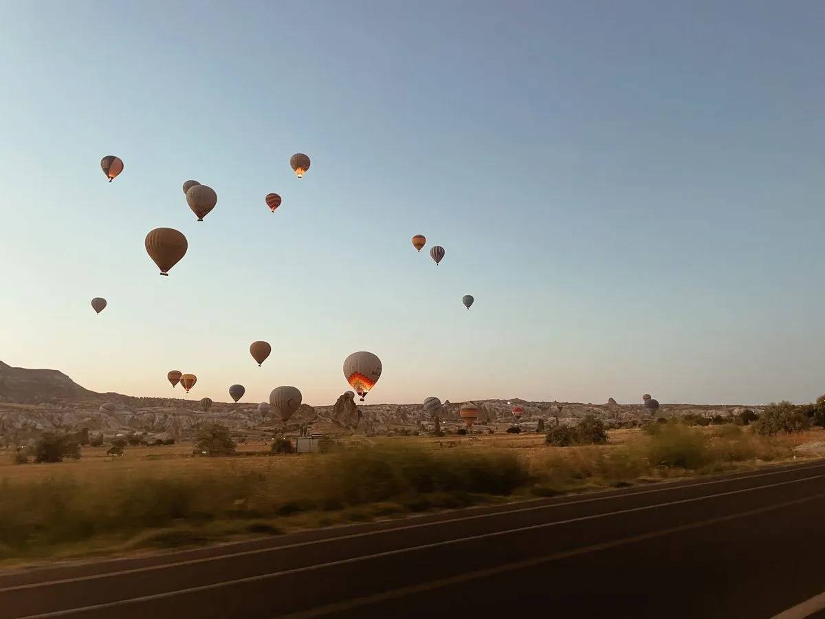 Balões de ar quente sobrevoando a paisagem da Capadócia