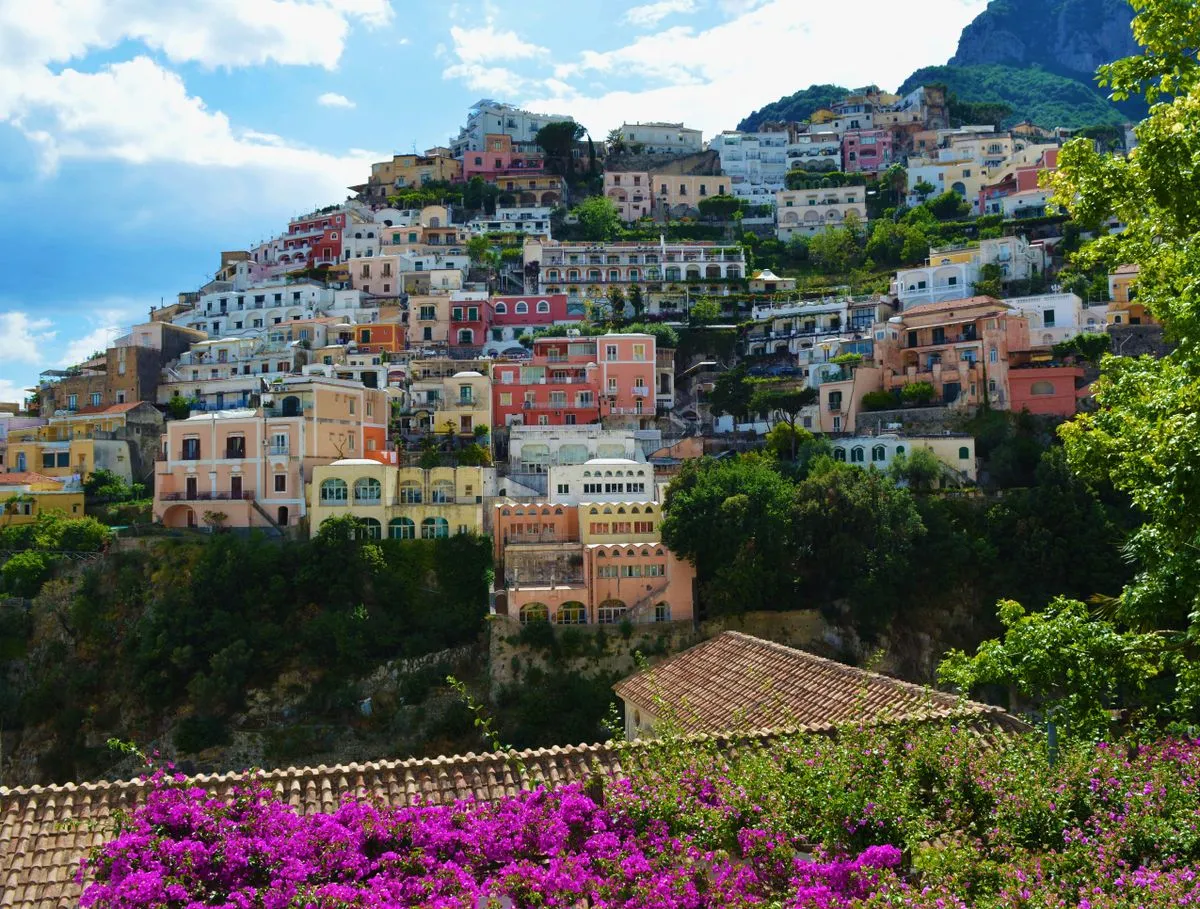Casas construídas na encosta de Positano, Itália