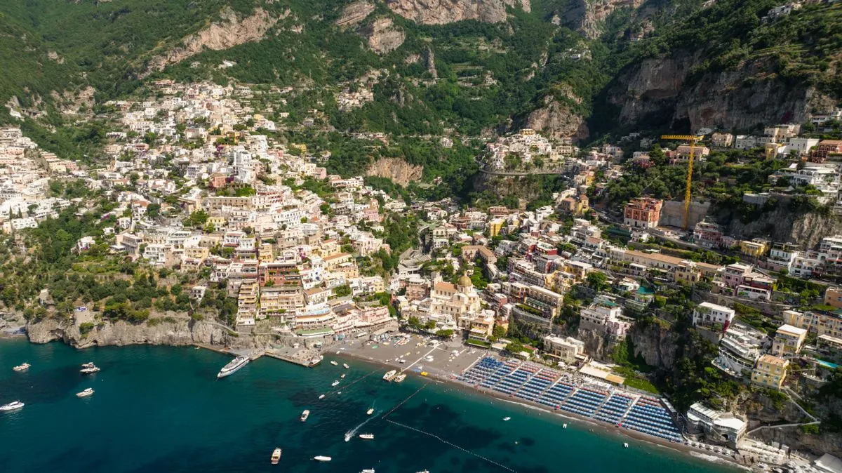 Vista aérea de Positano encravada na encosta da Costa Amalfitana