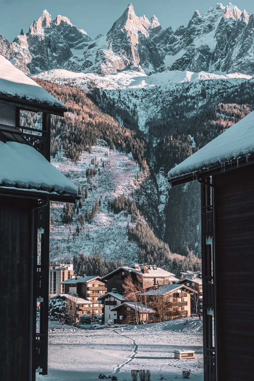 Vila de montanha com chalés entre picos nevados dos Alpes