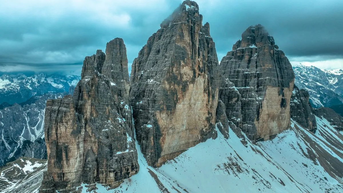 Vista aérea de Tre Cime di Lavaredo coberta de neve