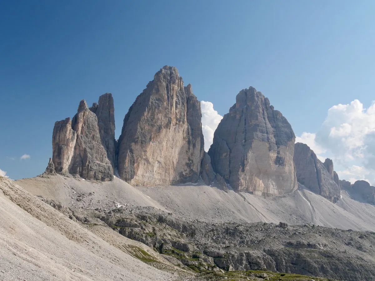 Tre Cime di Lavaredo sob céu azul nas Dolomitas italianas
