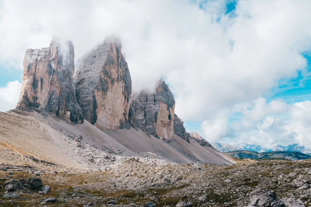 Picos de Tre Cime di Lavaredo entre nuvens