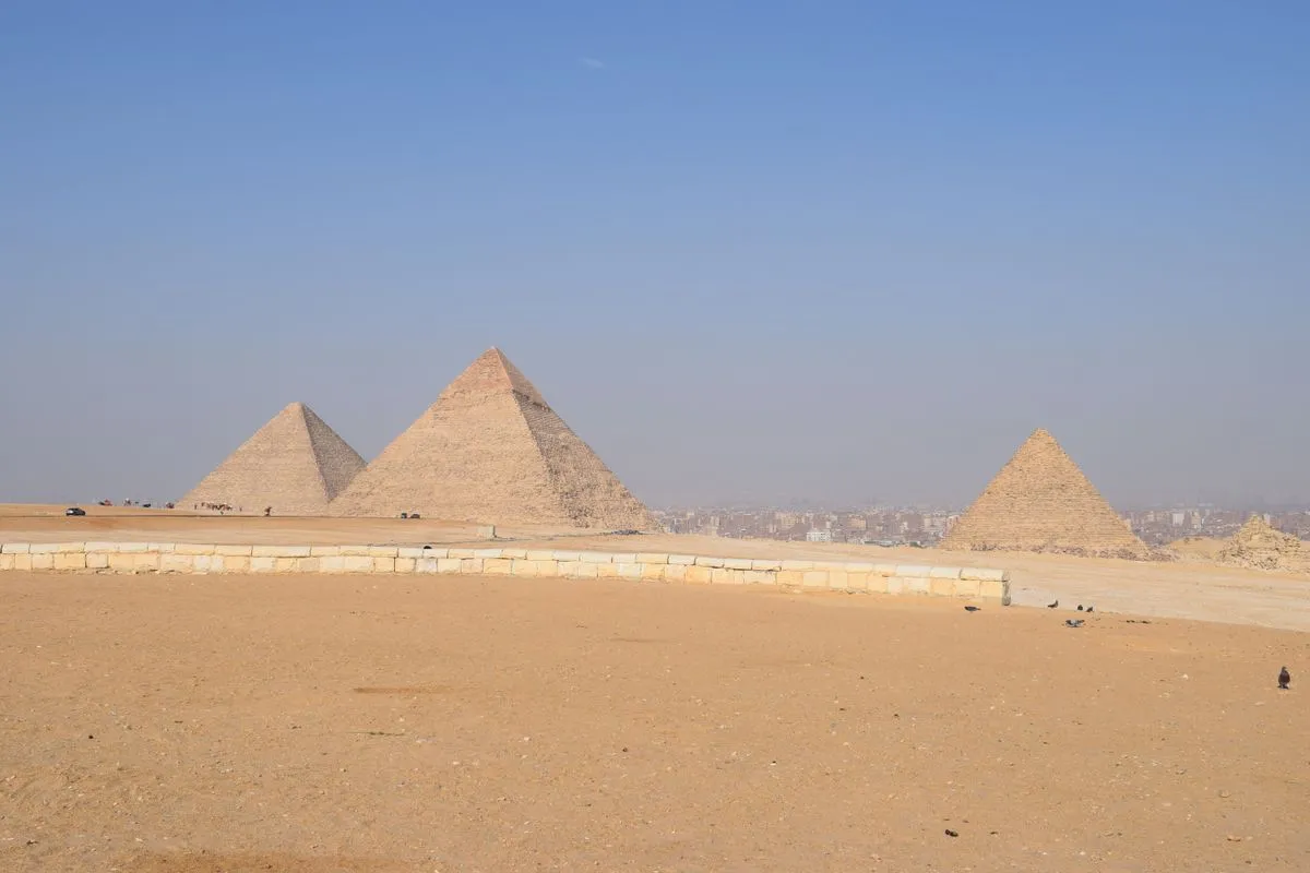 Paisagem das Pirâmides de Gizé sob céu limpo no Cairo