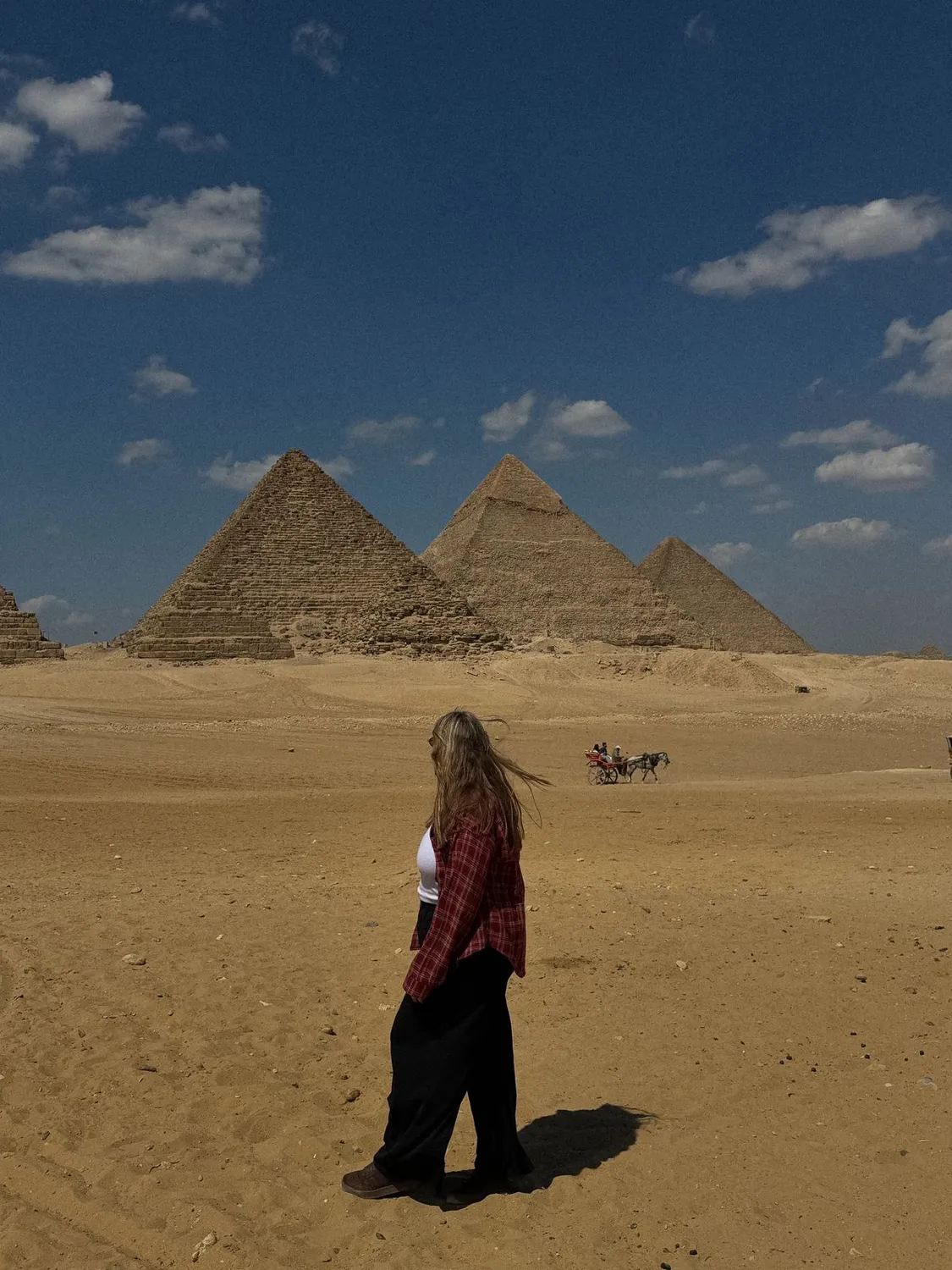 Turista explorando as Pirâmides de Gizé, no Egito
