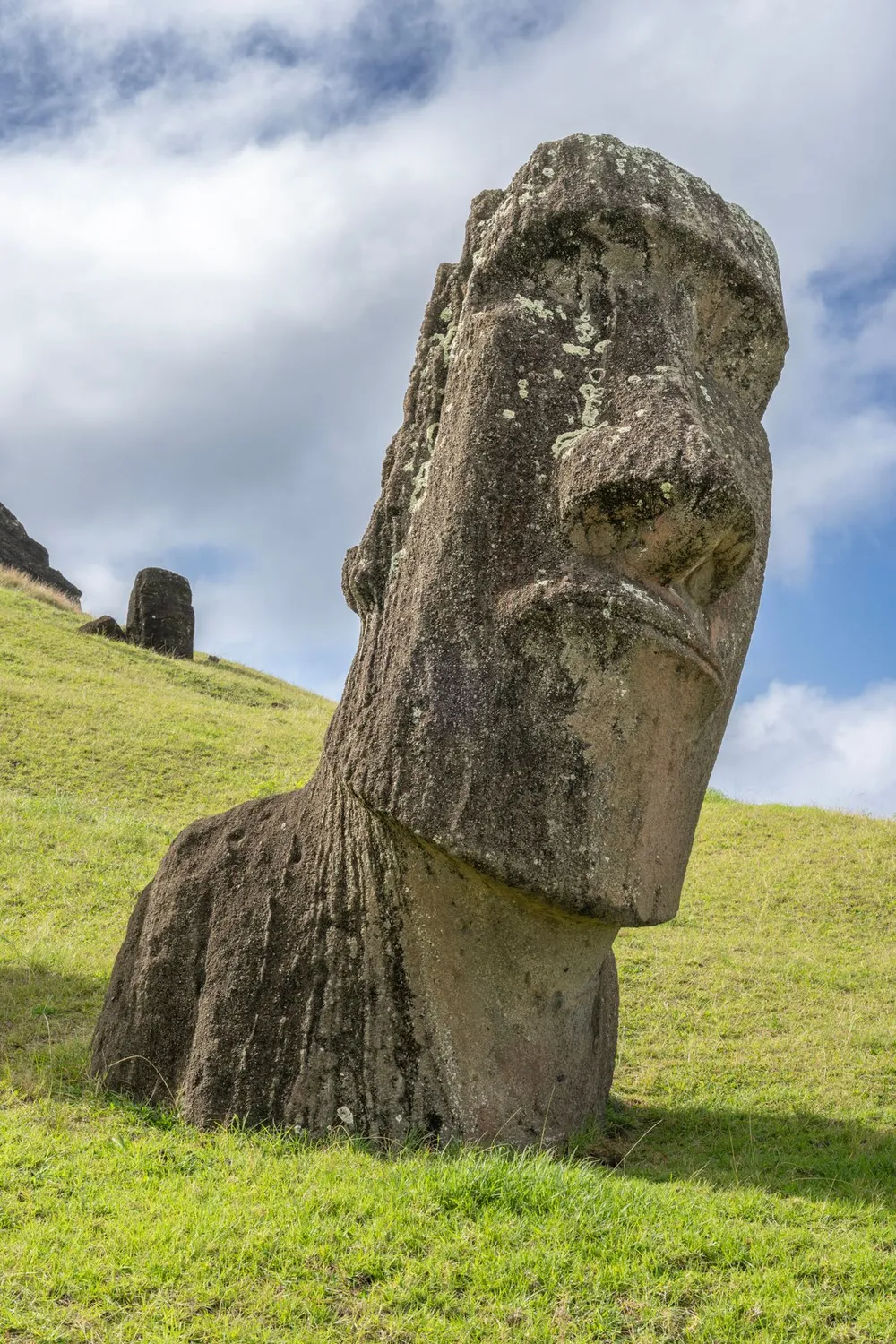 Estátua Moai em colina verde na Ilha de Páscoa