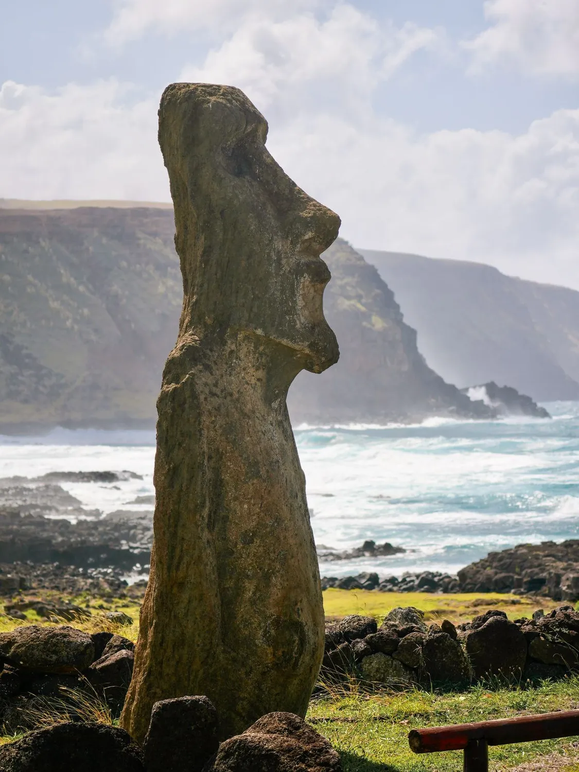 Estátua Moai à beira da costa rochosa da Ilha de Páscoa
