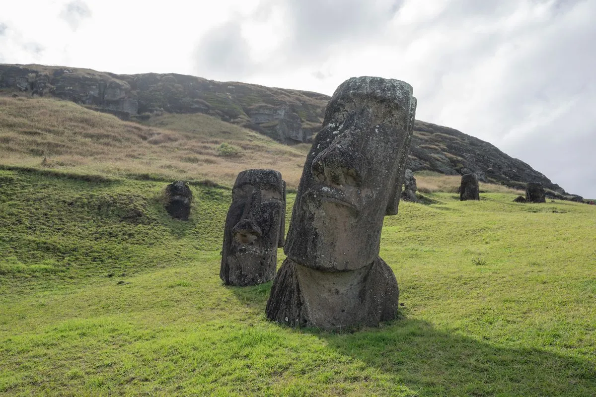 Estátuas Moai na pedreira de Rano Raraku, Ilha de Páscoa