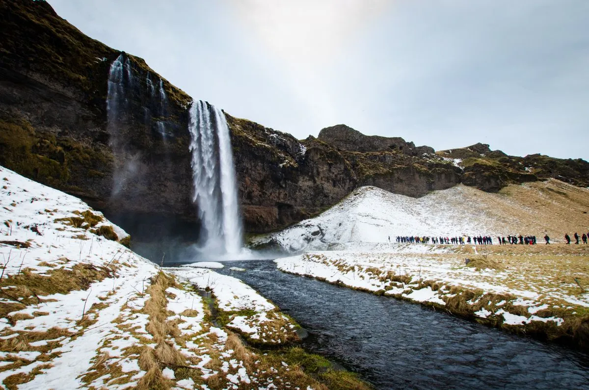 Cachoeira Seljalandsfoss em paisagem nevada da Islândia