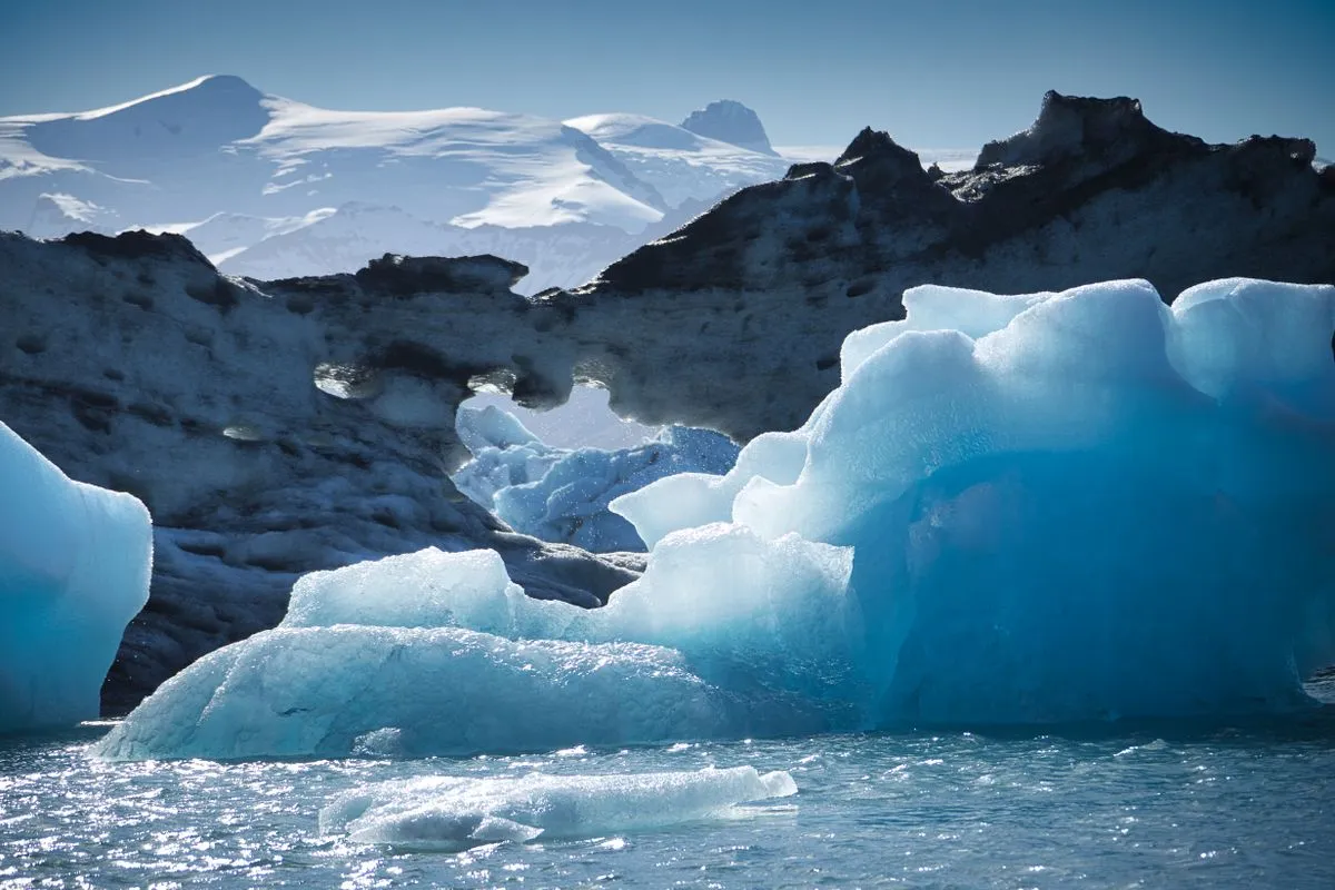 Icebergs azuis na Lagoa Glacial Jökulsárlón, na Islândia