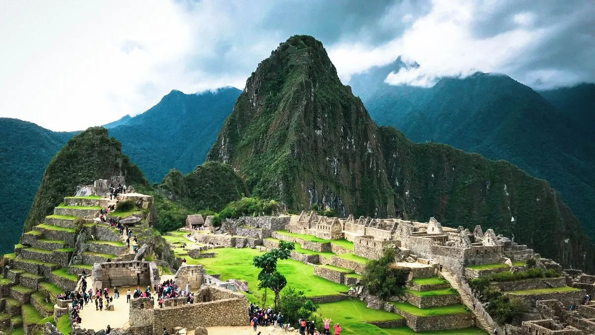 A antiga cidade inca de Machu Picchu nos Andes peruanos