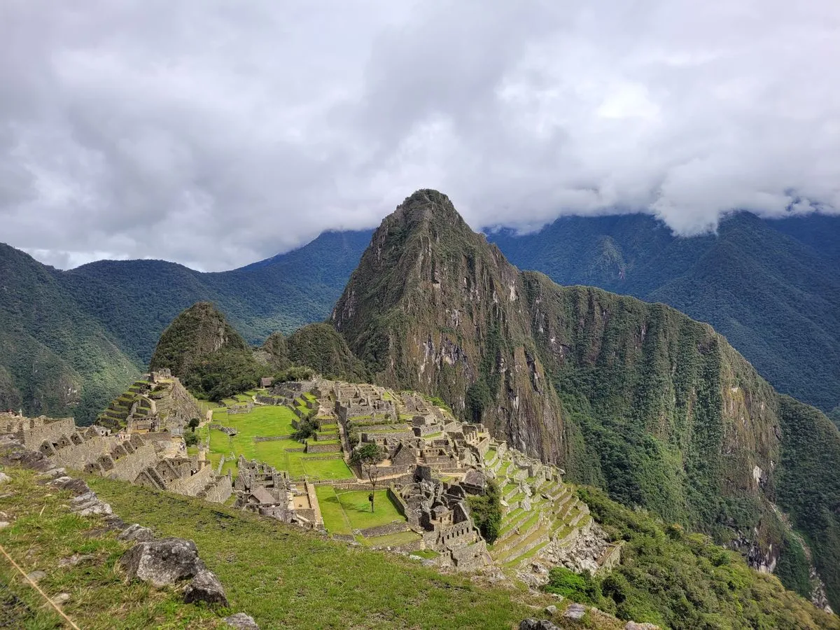 Vista panorâmica de Machu Picchu entre as montanhas dos Andes