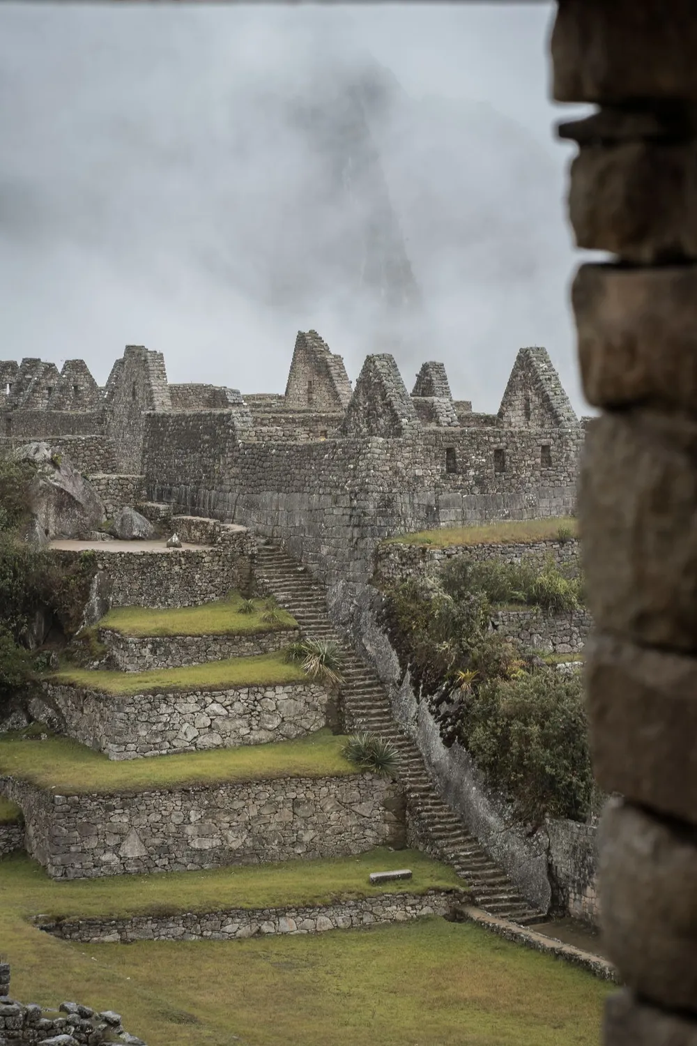 Ruínas de Machu Picchu envoltas em névoa em Cusco, Peru