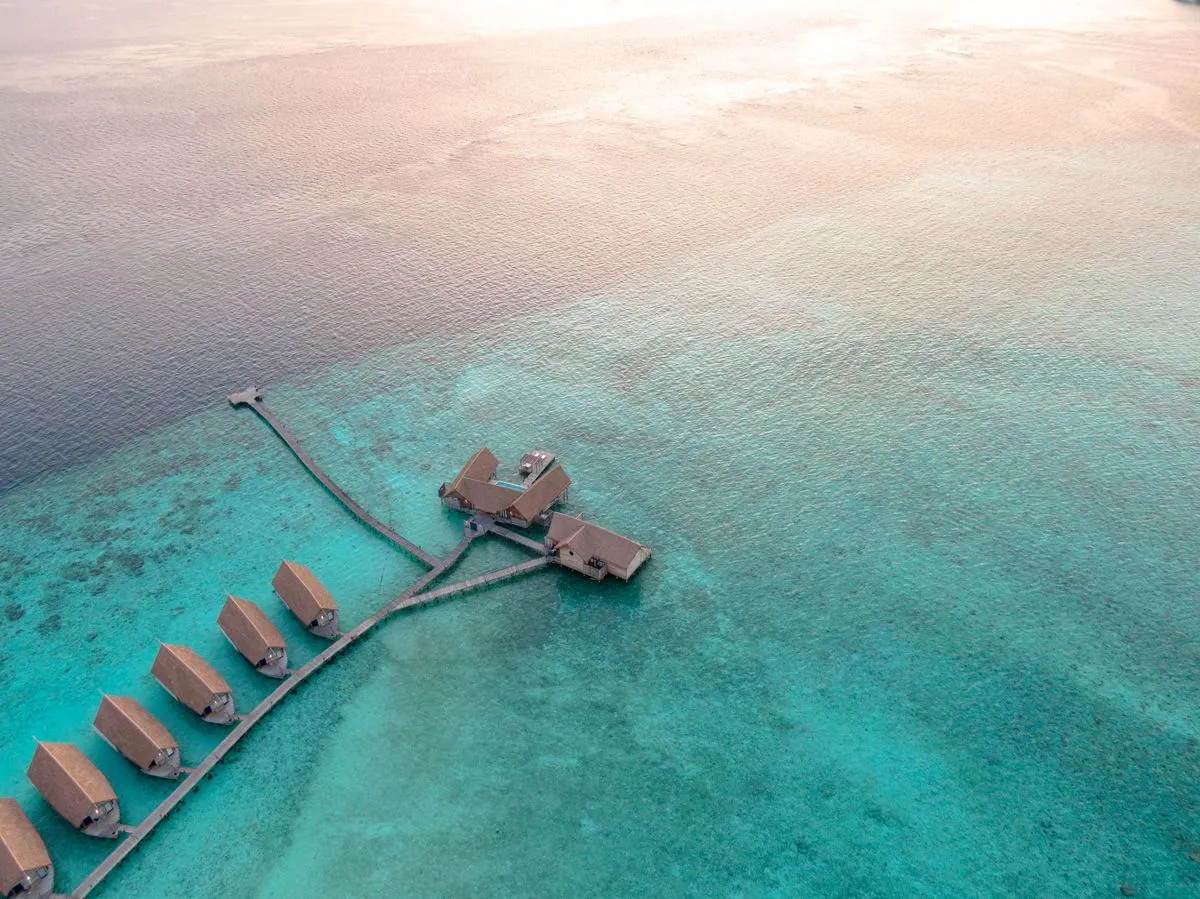 Vista aérea de bangalôs sobre a água em Guraidhoo, Maldivas