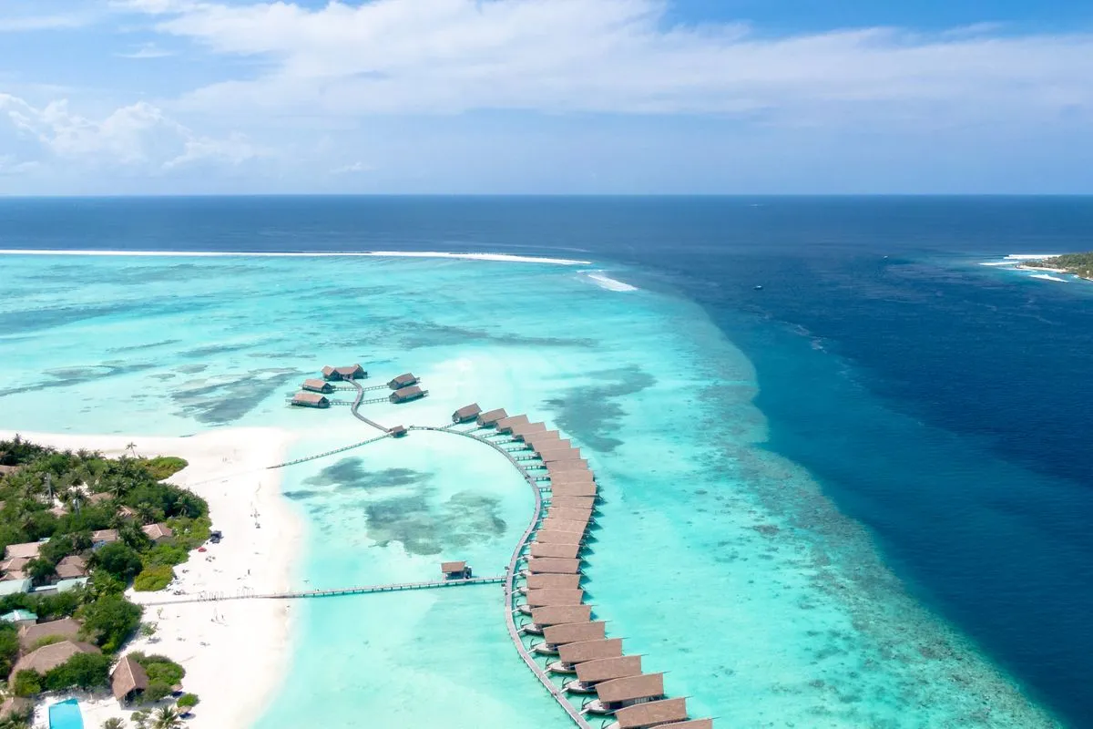 Resort de luxo sobre as águas turquesa das Maldivas