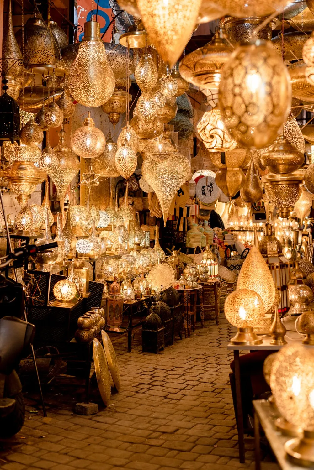 Lâmpadas marroquinas penduradas no souk de Marrakech