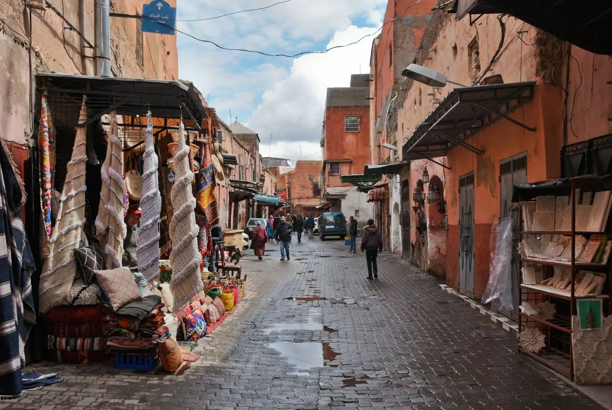 Ruas movimentadas do souk de Marrakech com tecidos tradicionais