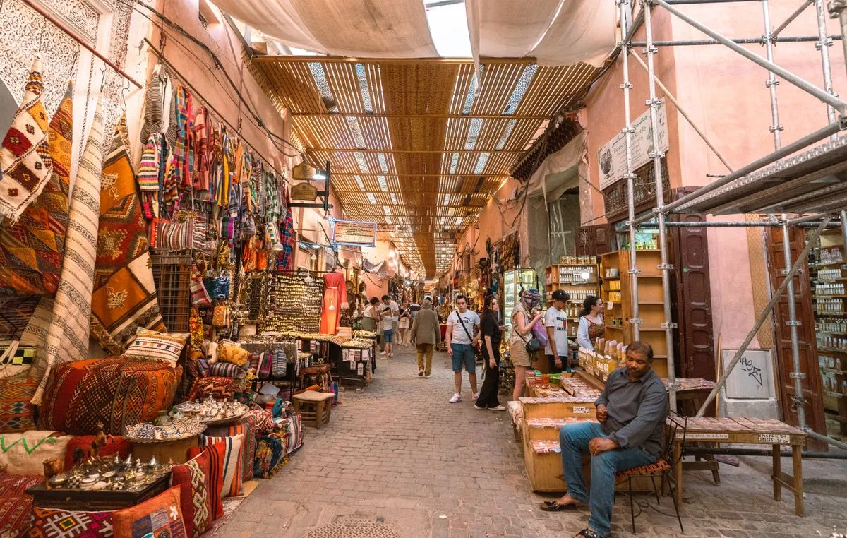 Cores vibrantes de artesanato tradicional no souk de Marrakech