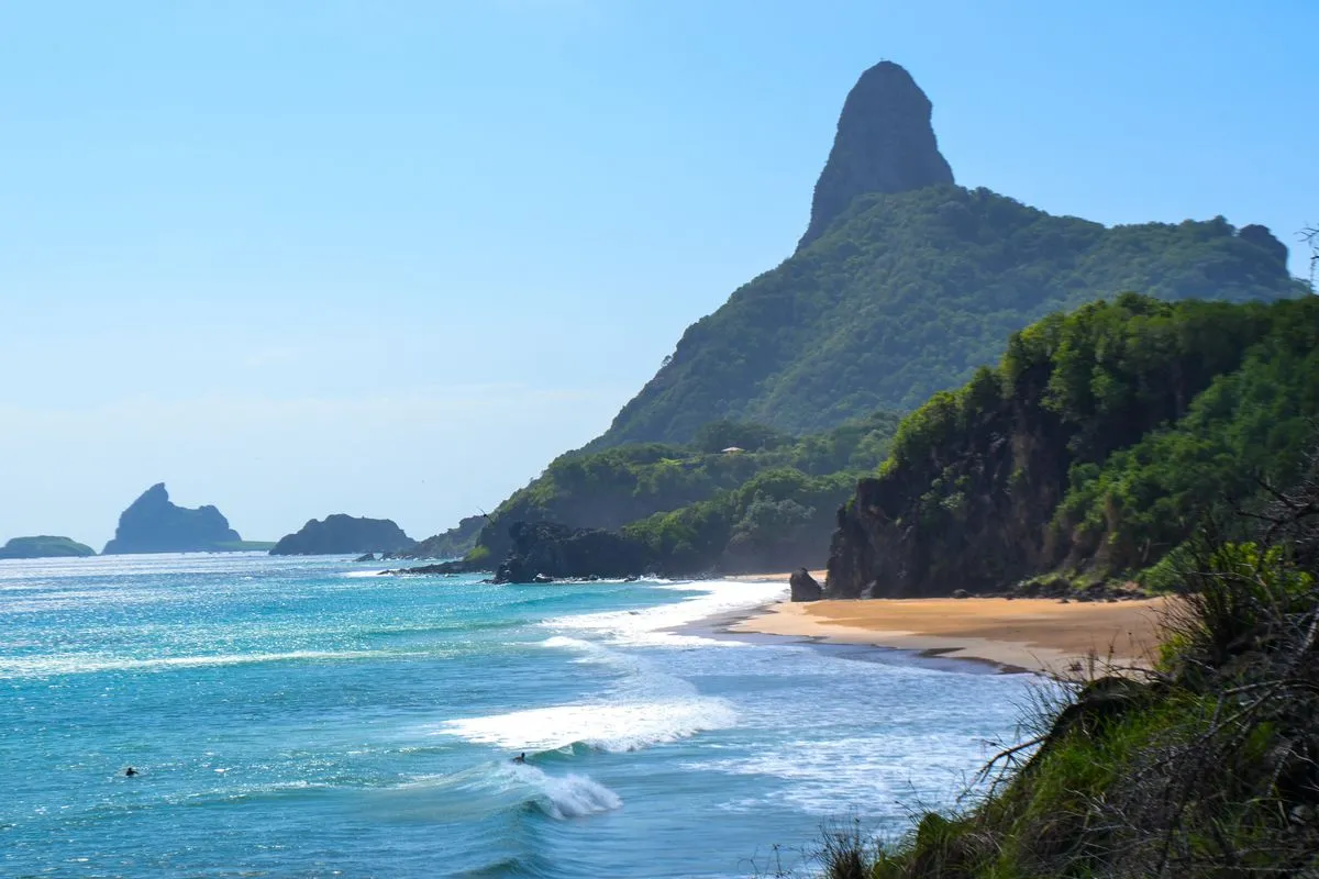 Litoral tropical de Fernando de Noronha com o Morro Dois Irmãos ao fundo