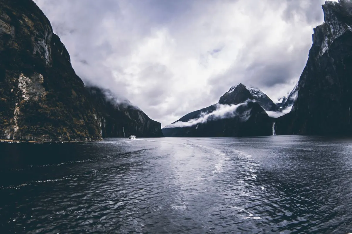 Fiorde de Milford Sound sob céu dramático, na Nova Zelândia