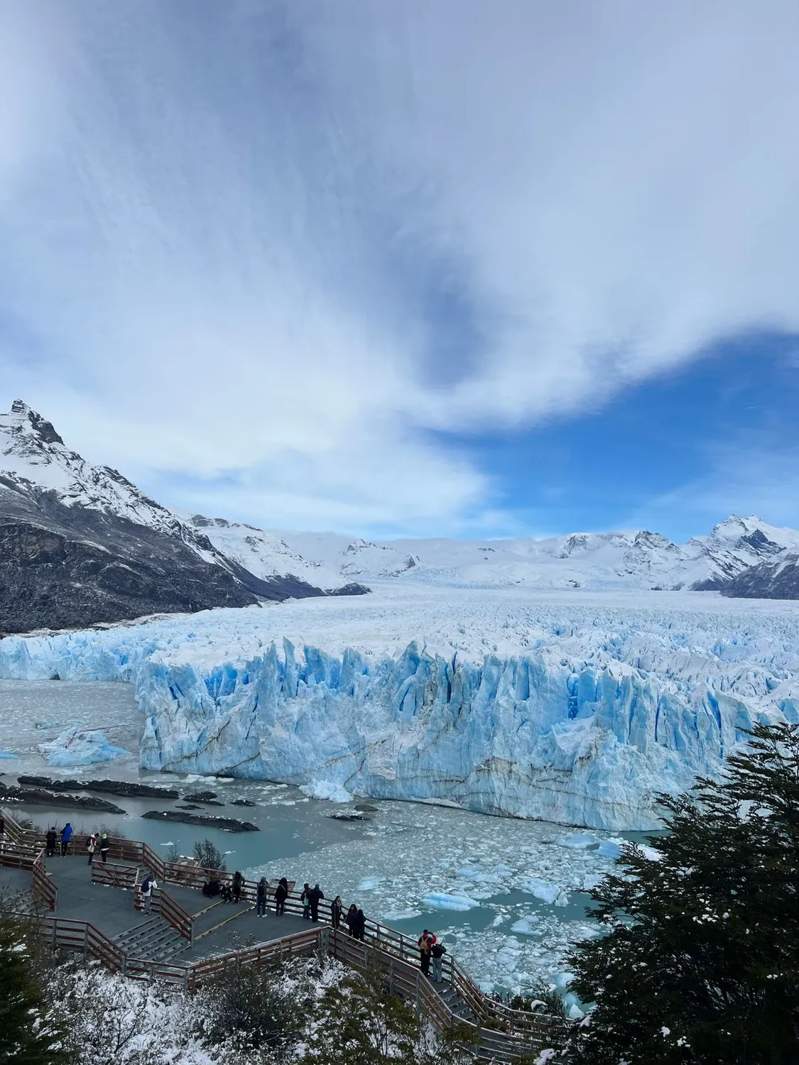 Glaciar Perito Moreno sob céu azul vibrante