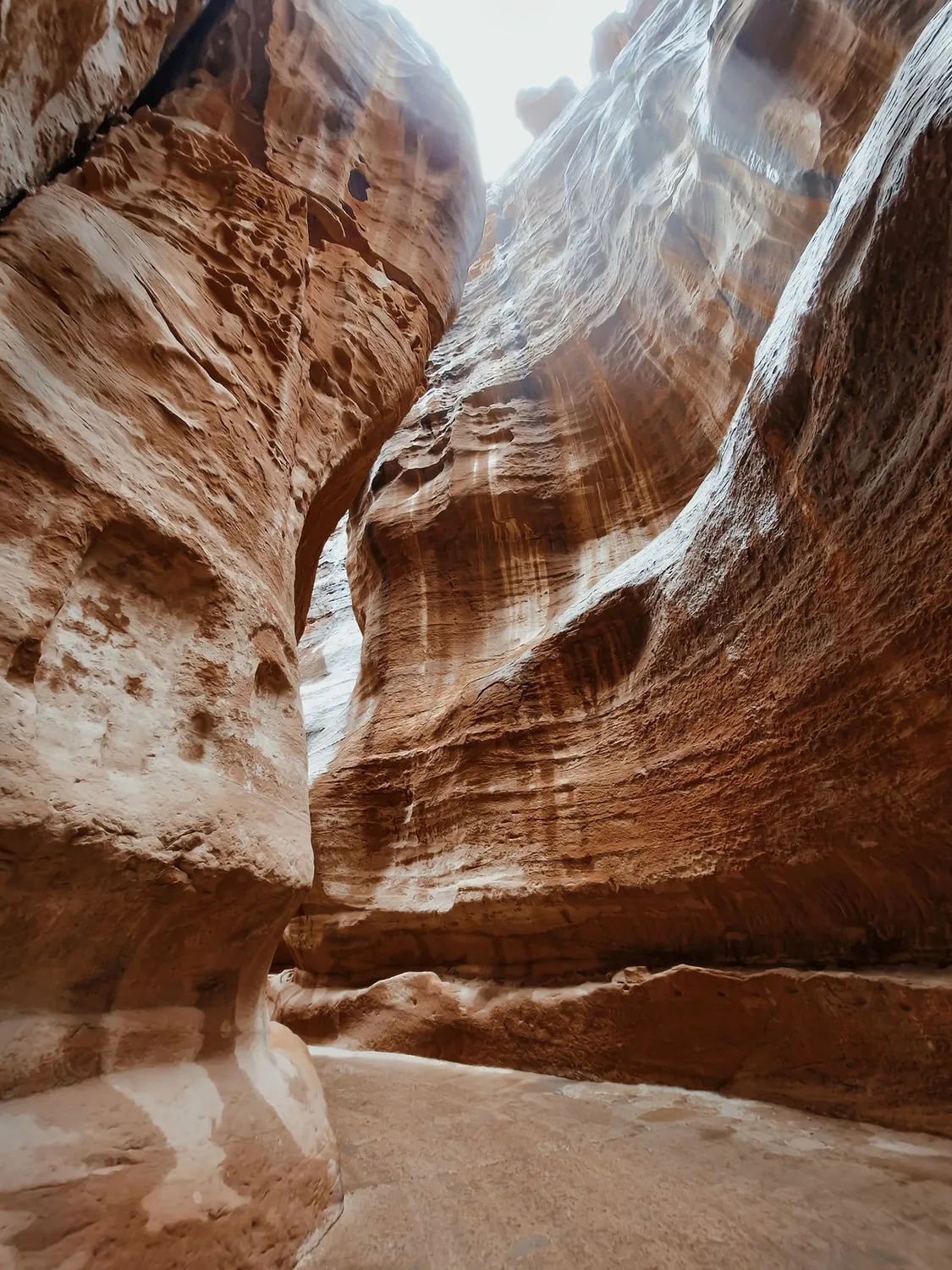 Paredes de arenito do cânion do Siq em Petra