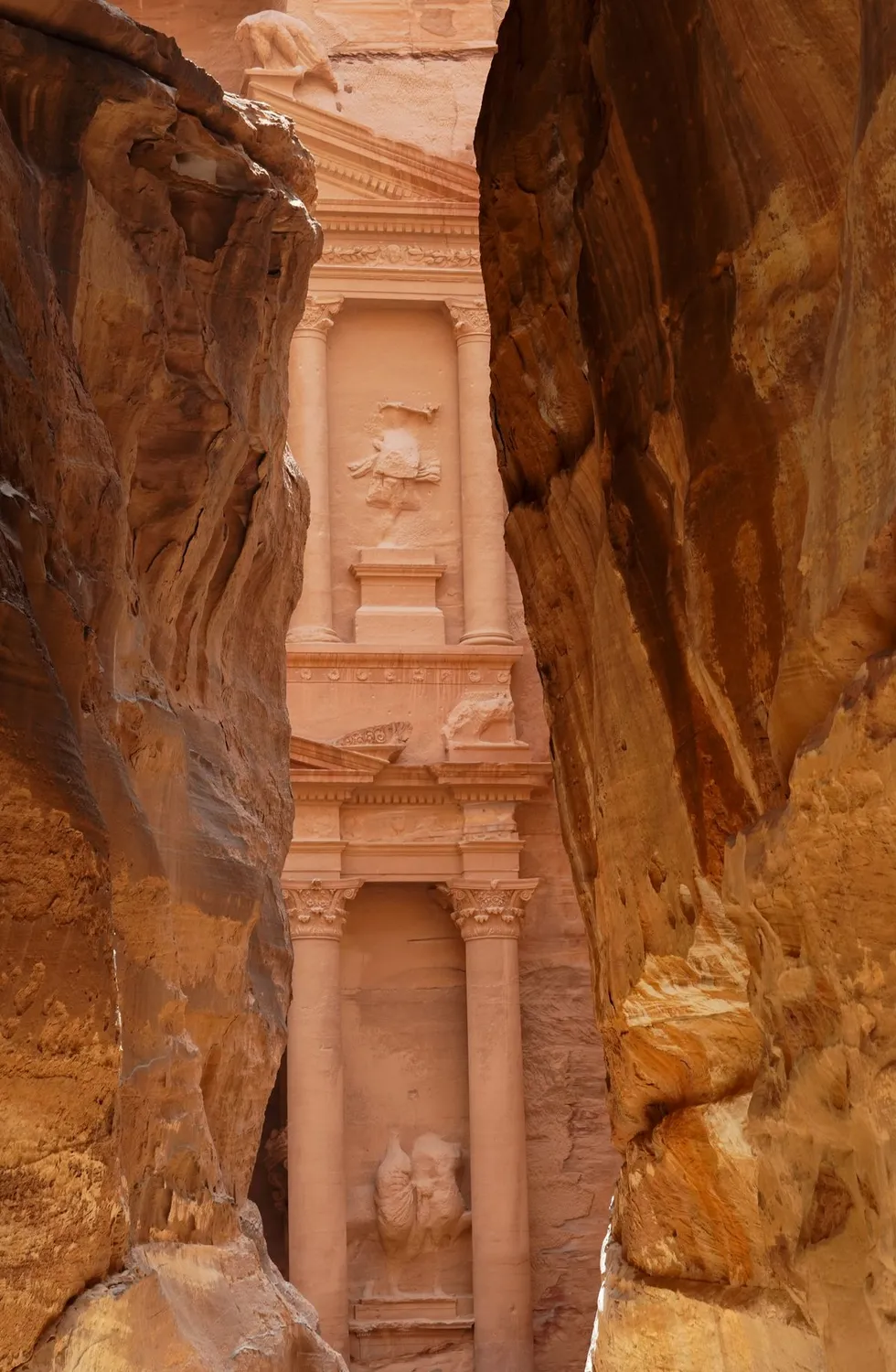 O Tesouro de Petra visto através da passagem do Siq