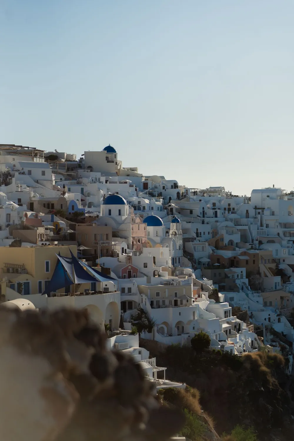 Vila branca na encosta de Santorini