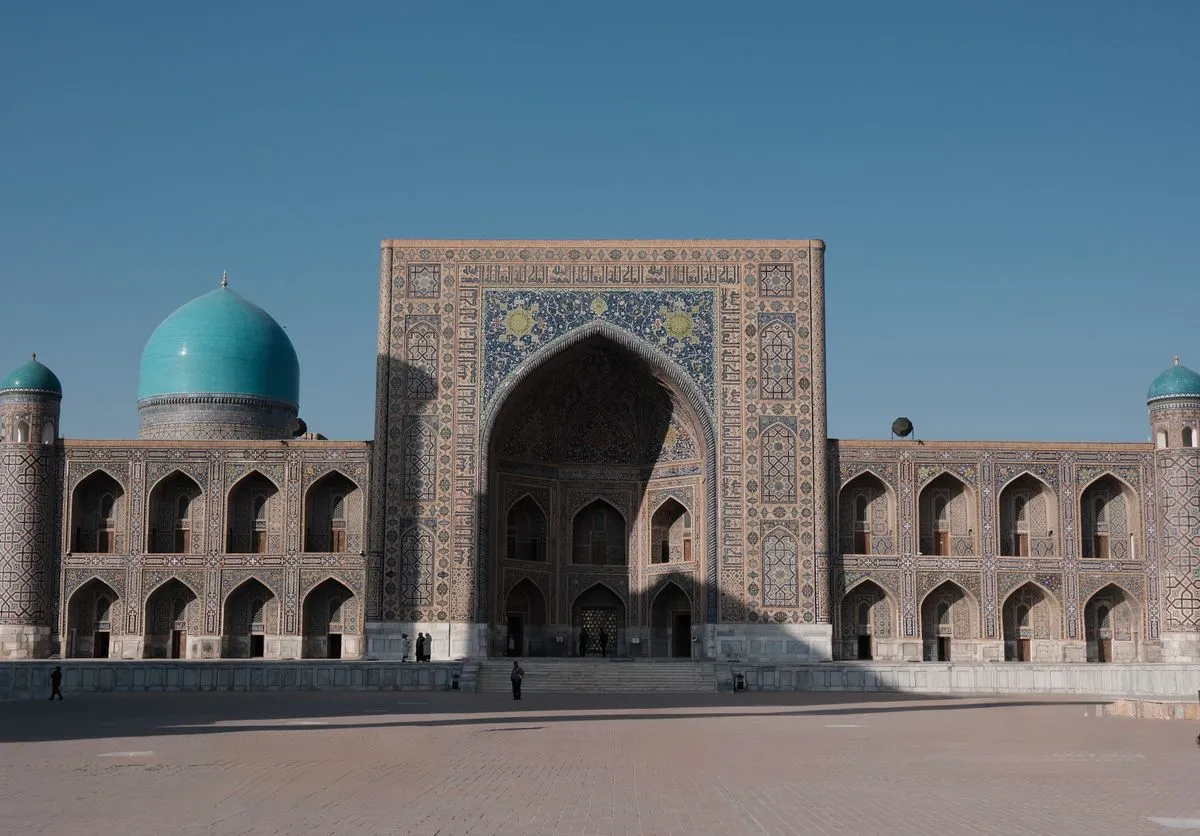Mesquita histórica do Registan sob céu azul em Samarcanda