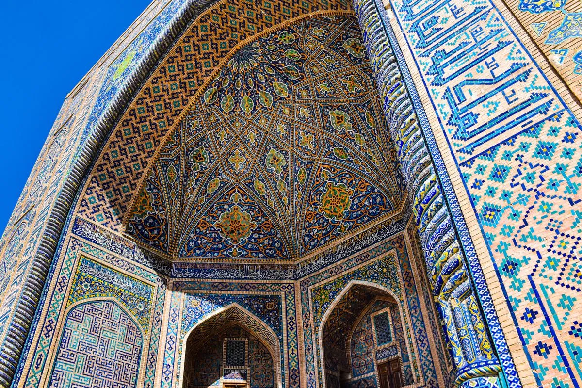 Mosaicos ornamentados da Praça Registan, em Samarcanda